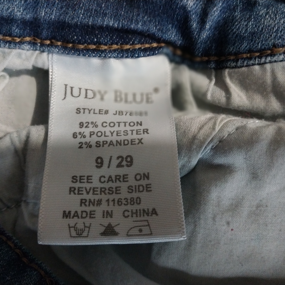 Judy Blue Medium Wash Straight Leg Capri - Picture 11 of 12